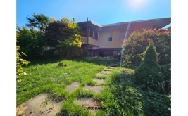 Ampio trilocale con giardino